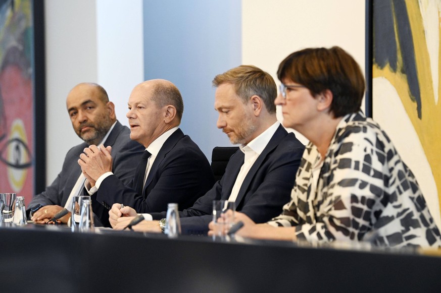 Omid Nouripour, Olaf Scholz, Christian Lindner und Saskia Esken bei einer Pressekonferenz zu den Ergebnissen der Koalitions-Beratungen