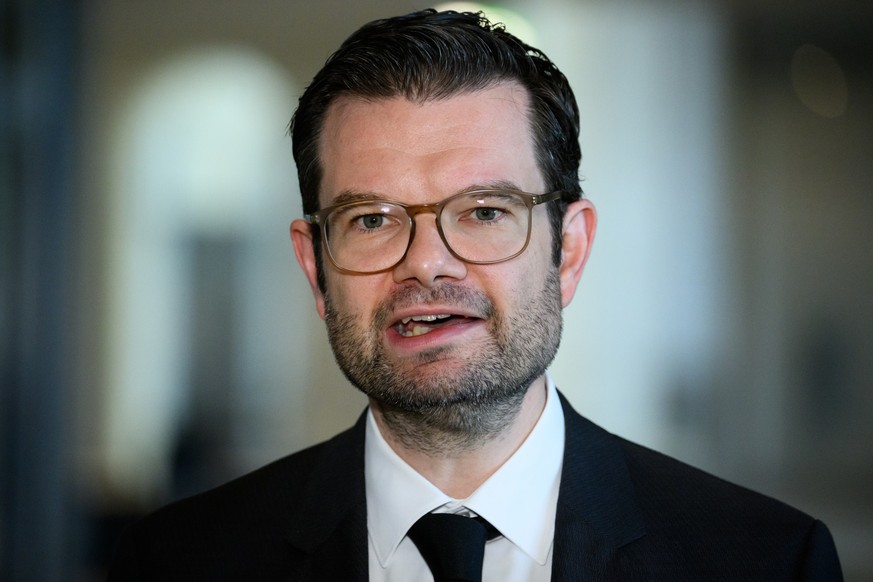 ARCHIV - 09.09.2022, Berlin: Marco Buschmann (FDP), Bundesminister der Justiz, äußert sich am Rande der Plenarsitzung im Deutschen Bundestag zum Insolvenzrecht in Deutschland. (Zu dpa &quot;Buschmann  ...