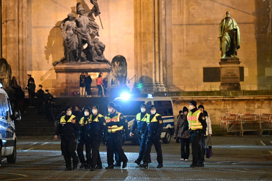 Einsatzkräfte der Polizei stehen auf dem Odeonsplatz vor der Feldherrnhalle, falls sich &quot;Spaziergänger&quot; versammeln sollten. Immer mehr bayerische Kommunen verbieten unangemeldete Versammlung ...