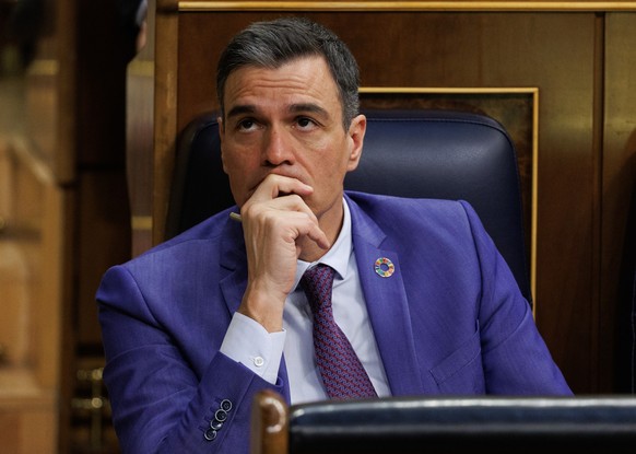 21.03.2023, Spanien, Madrid: Pedro Sanchez, Ministerpräsident von Spanien, reagiert während der Debatte über einen Misstrauensantrag im Abgeordnetenhaus. Im spanischen Parlament hat die Debatte über e ...