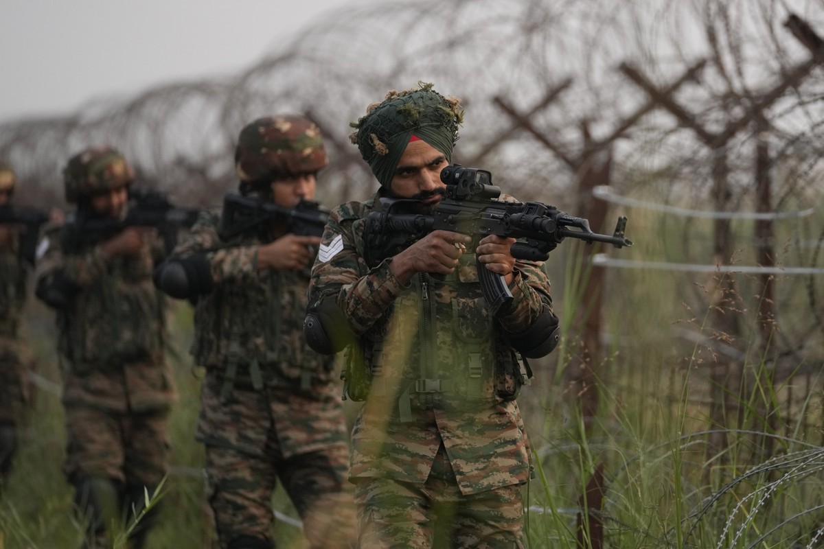 ARCHIV - 28.10.2024, Indien, Jammu: Soldaten der indischen Armee patrouillieren entlang der stark militarisierten Kontrolllinie, die die Region Kaschmir zwischen Indien und Pakistan teilt, im Sektor A ...