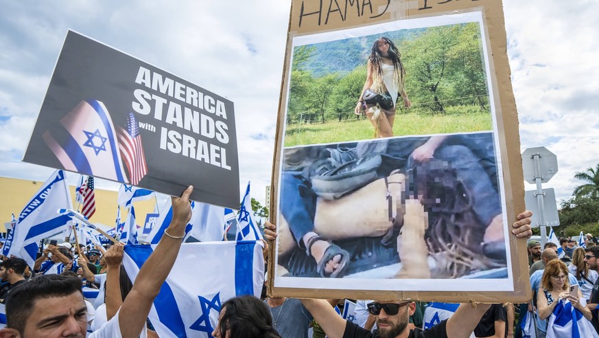 October 8, 2023, Fort Lauderdale, Florida, USA: A man at a rally in support of Israel and to denounce Hamas following deadly attacks by the Palestinian terror organization.holds up a photo of festival ...