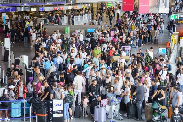 Passagiere in Frankfurt zwischen Hoffen und Bangen.