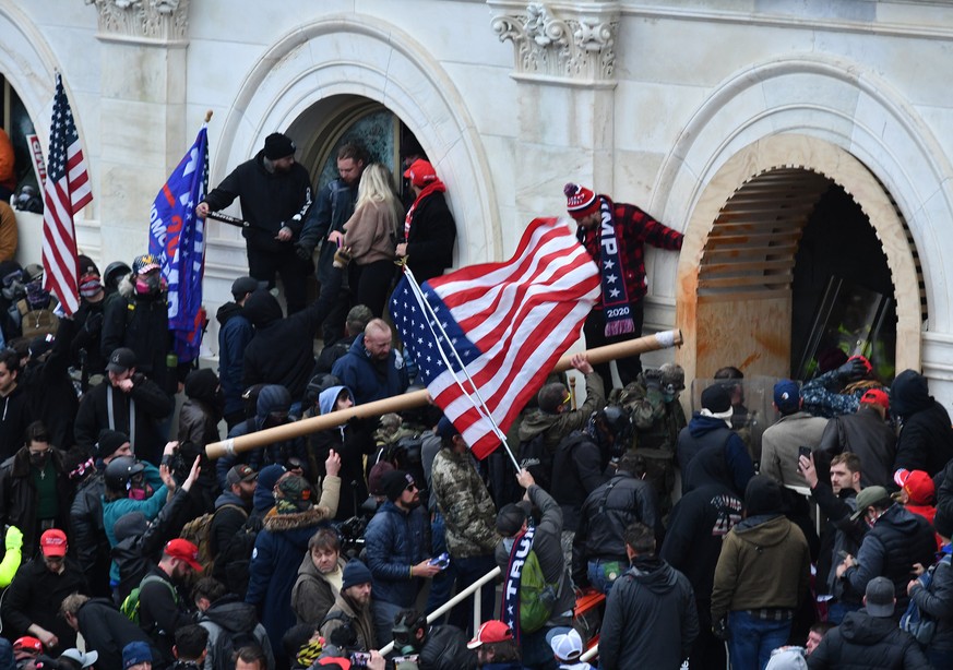 ARCHIV - 06.01.2021, USA, Washington: Anhänger von US-Präsident Donald Trump stürmen das US-Kapitolgebäude, wo die Abgeordneten den Sieg des gewählten Präsidenten Biden bei der Wahl im November bestät ...