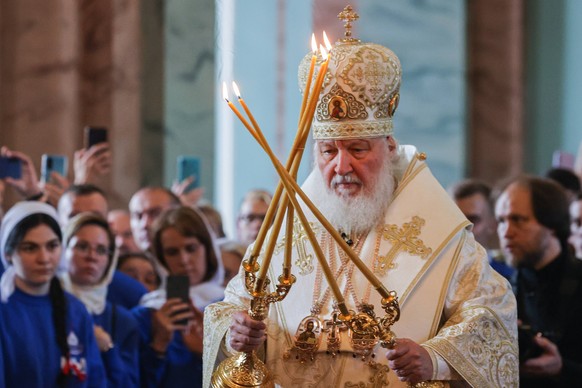 Russland, Patriarch Kyrill I. zelebriert Peter und Paul Feiertag in St. Petersburg ST PETERSBURG, RUSSIA JULY 12, 2022: Patriarch Kirill of Moscow and All Russia conducts a service at the Peter and Pa ...