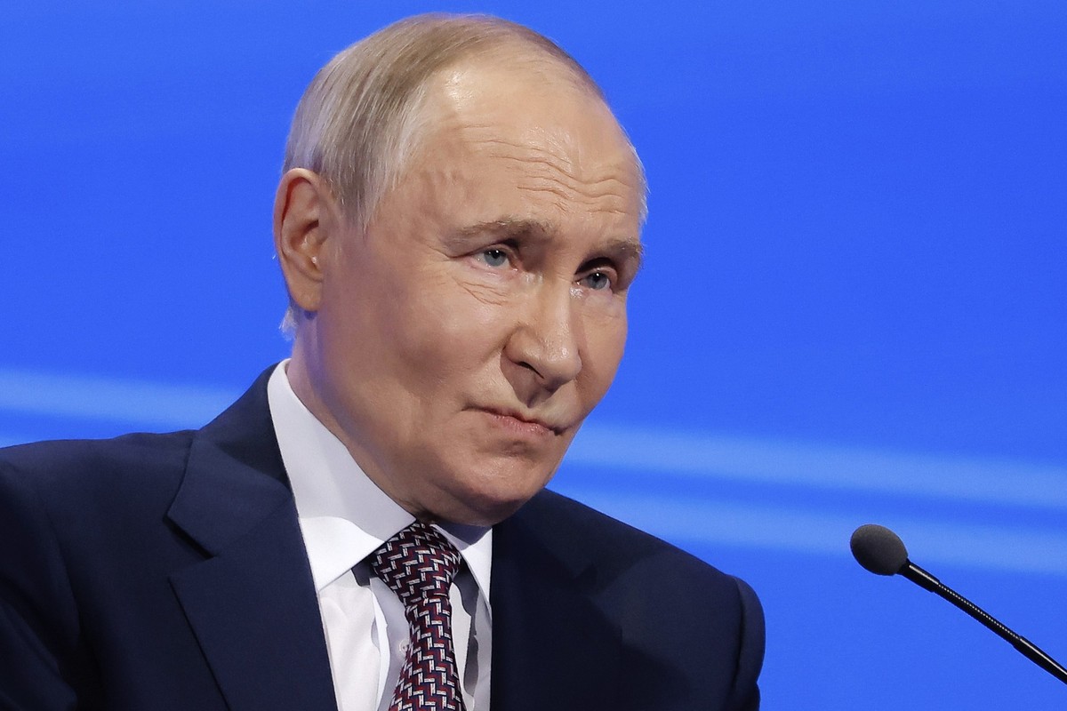 ARCHIV - 18.03.2025, Russland, Moskau: Der russische Präsident Wladimir Putin nimmt am Jahreskongress der Russischen Union der Industriellen und Unternehmer teil. (zu dpa: «Unterhändler: Russland und  ...