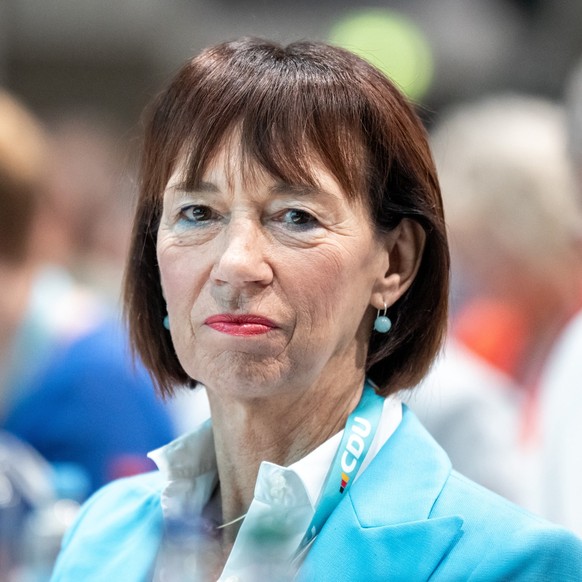 ARCHIV - 06.05.2024, Berlin: Charlotte Merz, Ehefrau vom CDU Bundesvorsitzenden Merz, verfolgt den CDU-Bundesparteitag. (zu dpa: «Merz, Paluch oder Ernst: Wer wird die nächste Kanzlergattin?») Foto: M ...