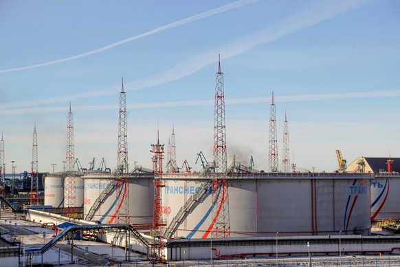 ARCHIV - 05.03.2022, Russland, Ust-Luga: Tanks von Transneft, einem staatlichen russischen Unternehmen, das die Erdöl-Pipelines des Landes betreibt, im Ölterminal von Ust-Luga. Die EU-Staaten haben si ...