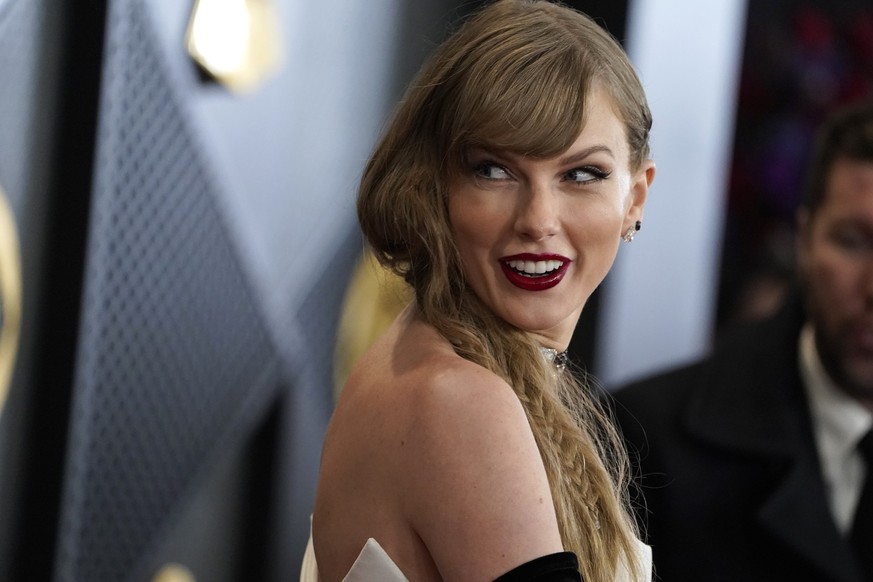 04.02.2024, USA, Los Angeles: Taylor Swift kommt zur Verleihung der 66. jährlichen Grammy Awards. Der US-Superstar Taylor Swift unterstützt die demokratische Präsidentschaftskandidatin Kamala Harris i ...