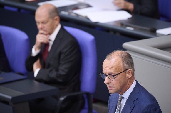 Plenarsitzung im Bundestag in Berlin Bundeskanzler Olaf Scholz SPD und Friedrich Merz Vorsitzender der CDU/CSU-Bundestagsfraktion w�hrend der Sitzung des Deutschen Bundestags am 07.09.2022 in Berlin.  ...