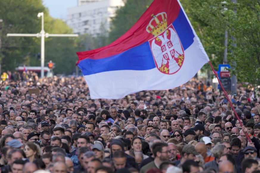 08.05.2023, Serbien, Belgrad: Menschen gehen während einer Demonstration gegen Gewalt durch die Straßen. Die Schüsse eines Schülers am 03.05.2023 in Belgrad und einen Tag später eines Mann in einer lä ...