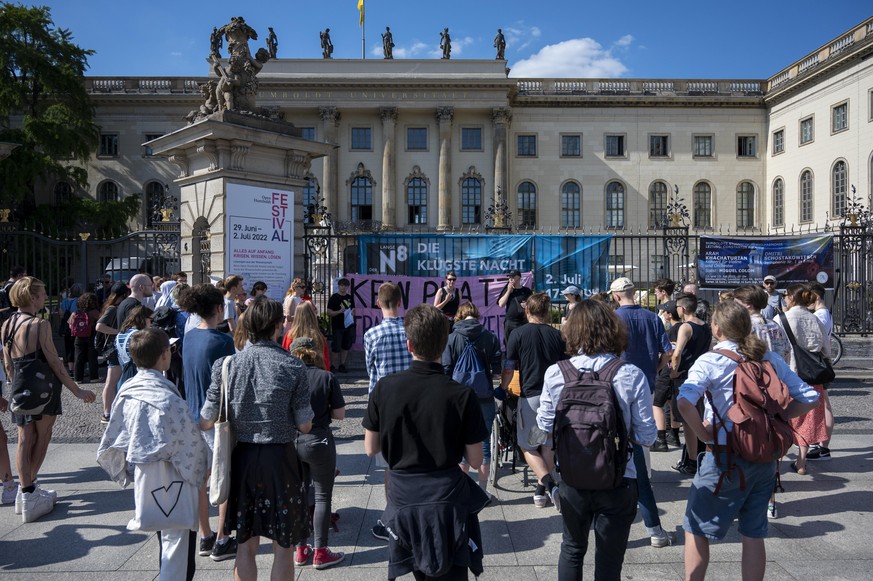 Teilnehmer einer Demonstration gegen den Vortrag der Biologin Vollbrecht in einem Hörsaal der Humboldt-Universität im Rahmen der Langen Nacht der Wissenschaften stehen vor dem Hauptgebäude der Humbold ...