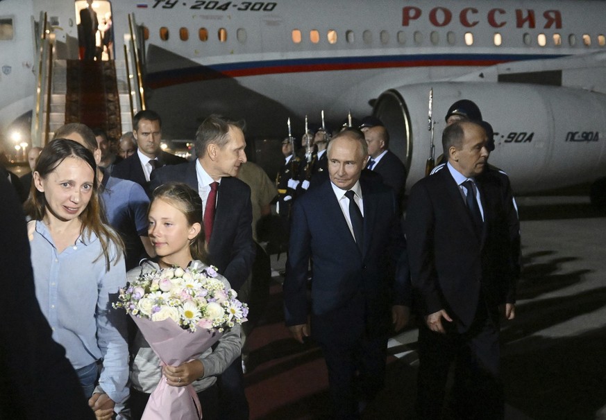 Russian President Vladimir Putin, second right, Federal Security Service (FSB) director Alexander Bortnikov, right, and Russian Foreign Intelligence Service chief Sergei Naryshkin, third left, greet f ...