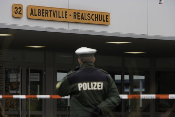 Ein Polizist am Tatort des Amoklaufs von Winnenden, der dortigen Albertville-Realschule. 