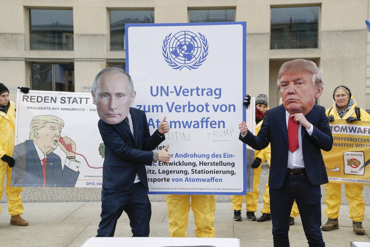 01.02.2019, Berlin, Deutschland - Protest-Aktion von Aktivisten verschiedener Friedensorganisationen unter dem Motto, Reden statt ruesten! Atomwaffen abschaffen!, vor der US-amerikanischen Botschaft i ...