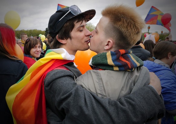 ARCHIV - 17.05.2015, Russland, St. Petersburg: Zwei M�nner k�ssen sich w�hrend einer Demonstration am Internationalen Tag gegen Homophobie, Transphobie und Biphobie. Zehn Jahre nach ersten Gesetzen ge ...
