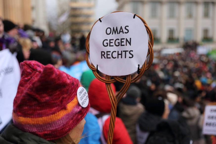 Eine Demonstrantin mit Schild Omas gegen Rechts während einer Kundgebung gegen Rechtsextremismus auf dem Alten Markt in Potsdam, 14. Januar 2024. Kundgebung gegen Rechts in Potsdam *** A demonstrator  ...