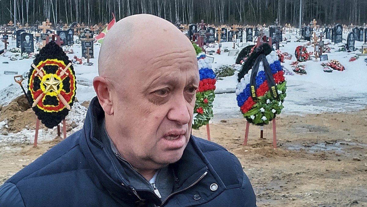 ARCHIV - 24.12.2022, Russland, St. Petersburg: Der Leiter der Wagner-Gruppe, Jewgeni Prigoschin, nimmt an der Beerdigung eines Kämpfers der Wagner-Gruppe, der während des Kriegs in der Ukraine ums Leb ...