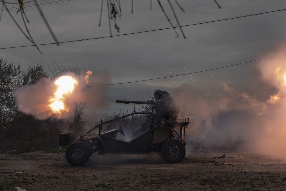 dpatopbilder - ARCHIV - 23.11.2022, Ukraine, Cherson: Ein ukrainischer Soldat feuert mit einem Geschoss, dass an einem Fahrzeug angebracht ist. Foto: Bernat Armangue/AP/dpa +++ dpa-Bildfunk +++