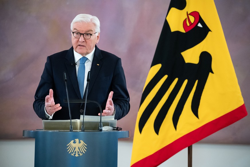 ARCHIV - 24.01.2022, Berlin: Bundespr�sident Frank-Walter Steinmeier spricht im Schloss Bellevue zu Beginn einer Diskussionsrunde mit G�sten aus Medizin, Kommunalpolitik, Polizei und Zivilgesellschaft ...