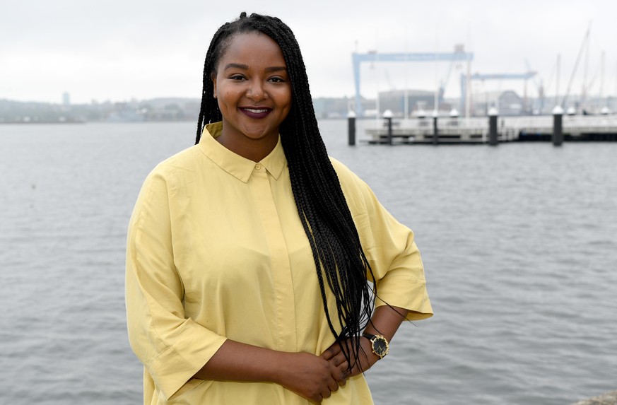 12.06.2019, Schleswig-Holstein, Kiel: Aminata Touré (Bündnis90/Die Grünen) steht an der Förde. Nach der Sommerpause wird die 26-jährige Landtagsabgeordnete neue Vizepräsidentin des Landtages in Kiel.  ...