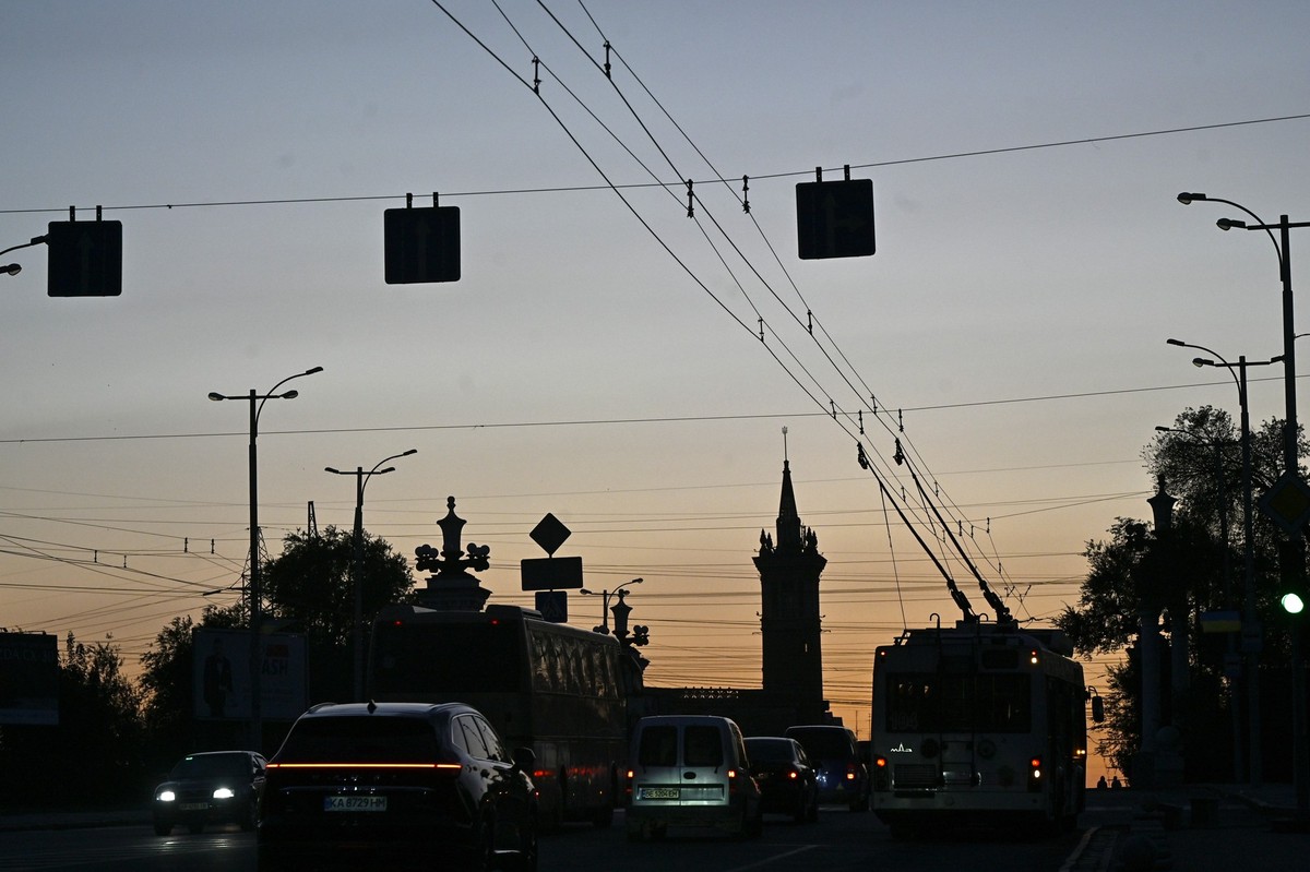 20.07.2024, Ukraine, Saporischschja: Autos sind nachts unterwegs, w�hrend die Stadt wegen der Stromknappheit die Stra�enbeleuchtung ausschaltet, um Strom f�r Wohngeb�ude zu sparen. Foto: ---/Ukrinform ...