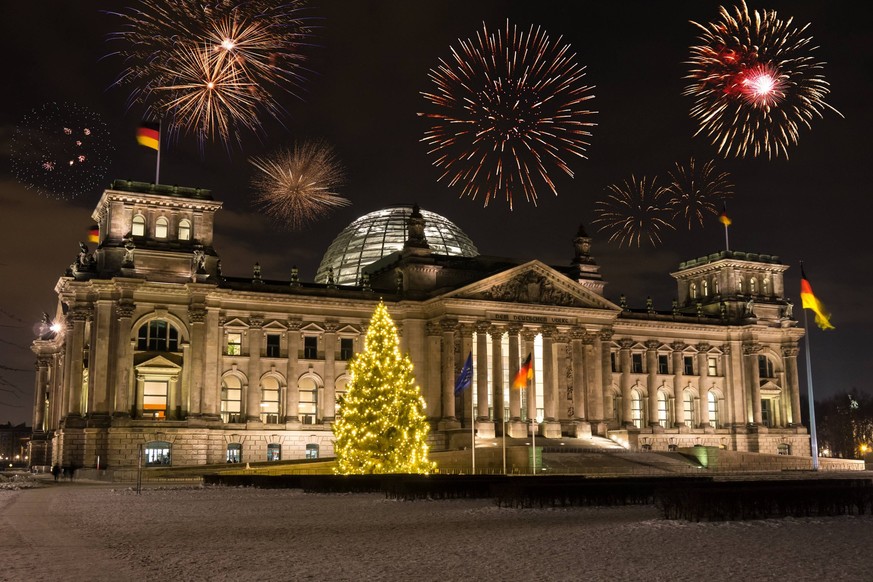 bundestag mit feuerwerk

Bundestag with Fireworks