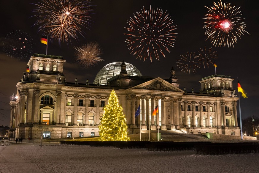 bundestag mit feuerwerk

Bundestag with Fireworks