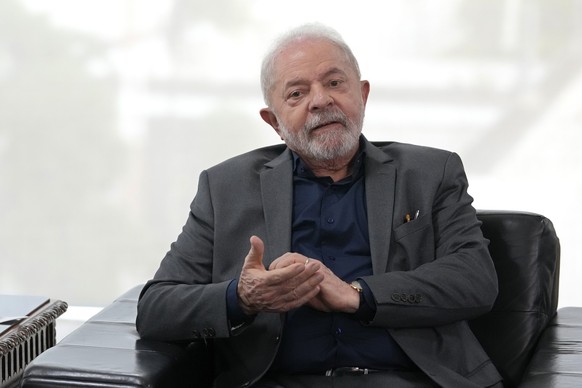09.01.2023, Brasilien, Brasilia: Luiz Inacio Lula da Silva, Präsident von Brasilien, trifft sich mit Regierungsvertretern im Planalto-Palast in Brasilia. Am Sonntag hatten aufgebrachte Bolsonaro-Anhän ...