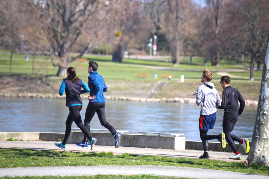 Gruppe von Joggern am Rheinufer in Ludwigshafen, Rheinland-Pfalz. Aufgrund zuletzt steigender Corona-Infektionen und h