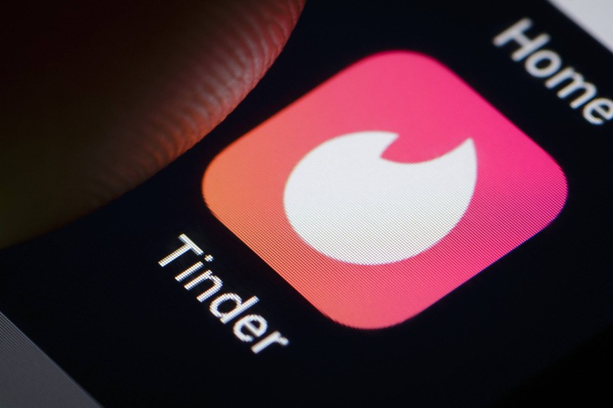 Die App von Tinder wird auf einem Smartphone angezeigt. Berlin, 2020. Berlin Deutschland 
Nutzer 2020 suche nach Artikel um diese Uhr Google, Daten Apps Match