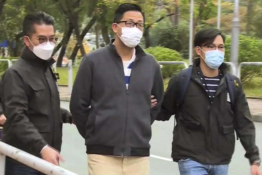 06.01.2021, China, Hongkong: Dieses Videostandbild zeigt Lam Cheuk-ting (M), Mitglied der Democratic Party, der von Polizisten verhaftet wird. Rund 50 prodemokratische Aktivisten und fr