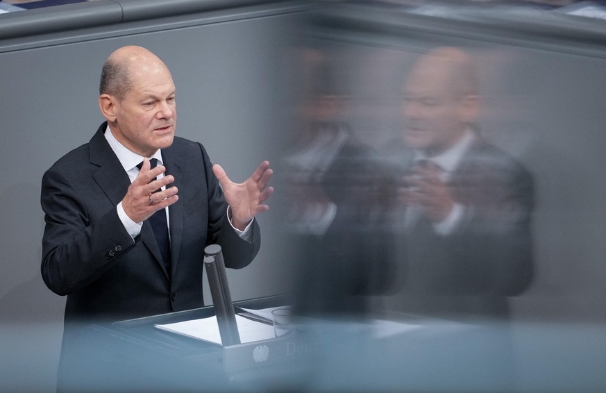 Olaf Scholz, SPD-Kanzlerkandidat und Bundesminister der Finanzen, spricht im Bundestag zu den Abgeordneten. Thema ist unter anderen die erste Beratung des von den Fraktionen SPD, Bündnis 90/Die Grünen ...