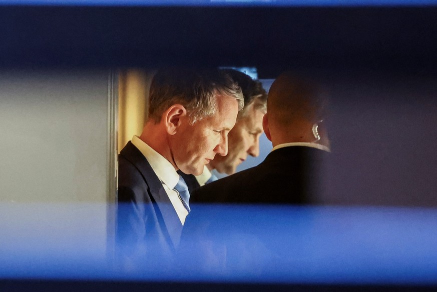 dpatopbilder - 18.04.2024, Sachsen-Anhalt, Halle: Björn Höcke (AfD) steht während einer Pause seines Prozesses im Landgericht Halle in einem Aufzug. Angeklagt ist er wegen des Verwendens von Kennzeich ...