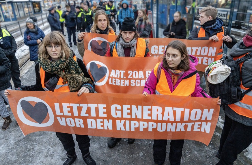 Klimaaktivisten bei spontaner Demo am Stachus, Protestaktion der Letzten Generation, München, 20.12.2022 Deutschland, München, 20.12.2022, Klima-Aktivisten der Letzten Generation machen eine spontane  ...