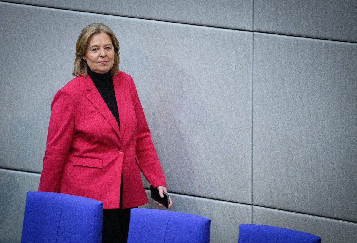 10.11.2023, Berlin: Bundestagspräsidentin Bärbel Bas (SPD) kommt zur Plenarsitzung im Deutschen Bundestag. Die Hauptthemen der 135. Sitzung der 20. Legislaturperiode sind die zukünftige Finanzierung v ...