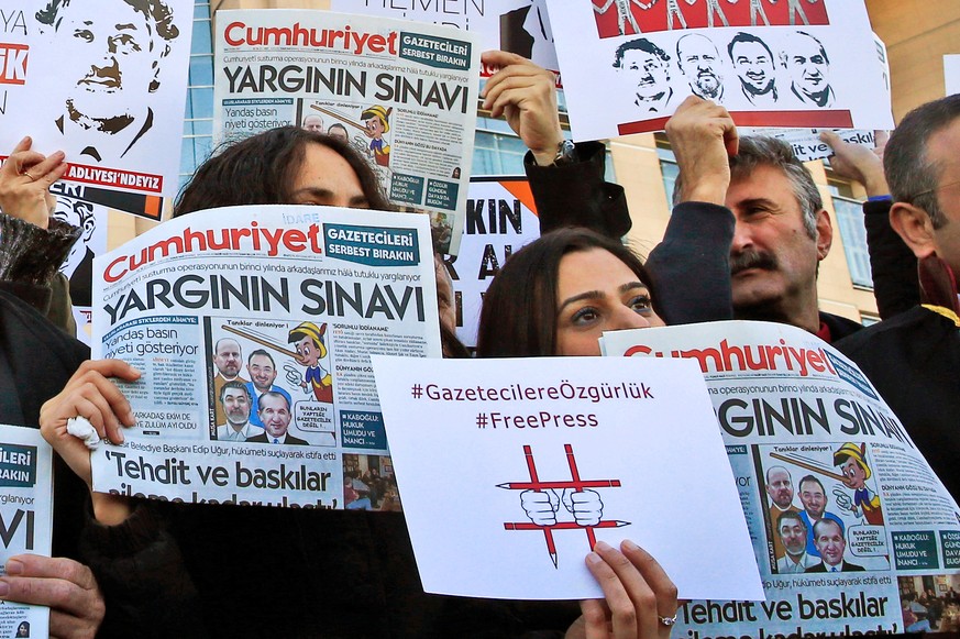 Demonstranten halten im Oktober 2017 vor Gericht die Zeitung hoch.
