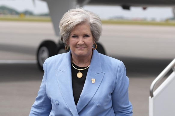 ARCHIV - 27.07.2024, USA, Nashville: Trumps Co-Wahlkampfmanagerin Susie Wiles ist am Nashville International Airport zu sehen, als der republikanische Präsidentschaftskandidat und ehemalige US-Präside ...