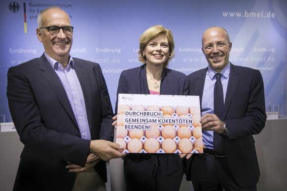 Dr. Ludger Breloh (L), Geschaeftsfuehrer von SELEGGT, Bundeslandwirtschaftsministerin Julia Kloeckner, CDU, und Jan Kunath, stellvertretender Vorstandsvorsitzender der REWE Group, aufgenommen im Rahme ...