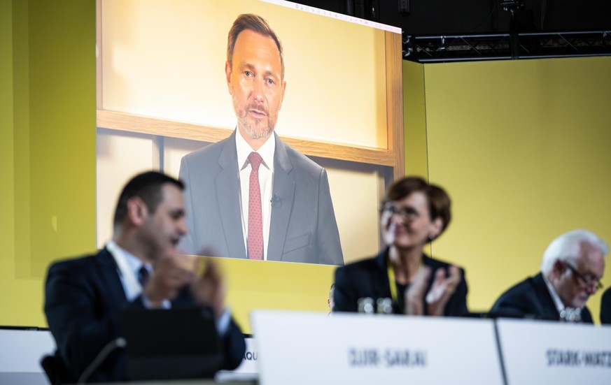 Christian Lindner FDP Bundesvorsitzender spricht, digital aus Washington zugeschaltet, beim FDP-Bundesparteitag. Bei dem ersten Präsenzparteitag der FDP nach dem Beginn von Corona wollen die Delegiert ...