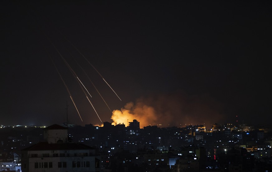 Israelische Raketen treffen Gaza Stadt am frühen Freitagmorgen. 