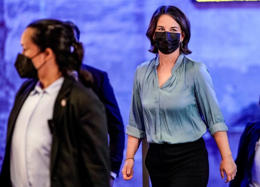 06.09.2021, Schleswig-Holstein, L�beck: Annalena Baerbock (r), Spitzenkandidatin von B�ndnis90/Die Gr�nen zur Bundestagswahl, verl�sst die ARD-Wahlarena zur Bundestagswahl in der Kulturwerft Gollan. F ...