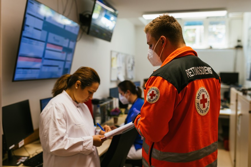 03.05.2023, Baden-Württemberg, Mannheim: Notfallsanitäter Victor Durek spricht während einer sogenannten Übergabe mit einer Ärztin in der Notaufnahme des Theresienkrankenhaus. Der Rettungswagen des De ...