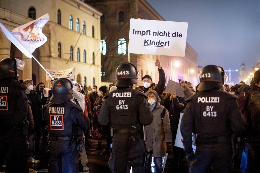 Polizeiaufgebot bei einer Corona-Demonstration in München gegen Corona-Impfungen.