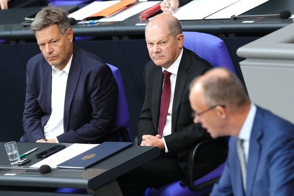 CDU-Chef Friedrich Merz (rechts) arbeitet sich in seiner Rede sowohl an Kanzler Scholz, als auch an Wirtschaftsminister Robert Habeck (Grüne) ab.