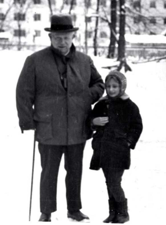 Nina Churschtschowa mit ihrem Urgrossvater in einer Aufnahme von 1971, dem Jahr seines Todes. Auf dem Papier war er ihr Grossvater, weil er Ninas Mutter adoptiert hatte.