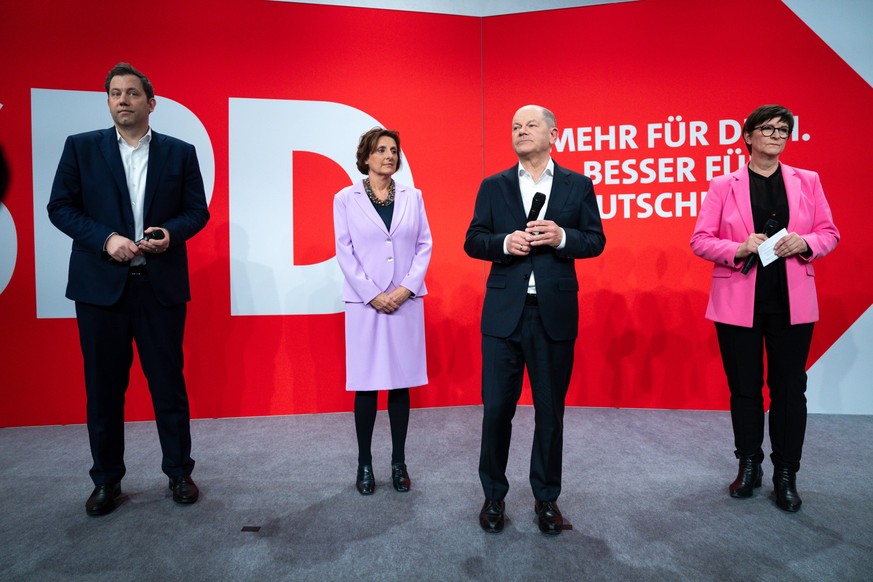 SPD Wahlparty zur Bundestagswahl 2025 Lars Klingbeil Bundesvorsitzender gemeinsam mit Britta Ernst, Bundeskanzler Olaf Scholz und Saskia Esken Bundesvorsitzende auf der Buehne nach der Bekanntgabe der ...