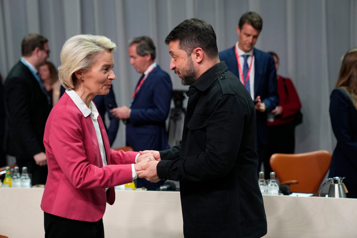 02.10.2025, Dänemark, Kopenhagen: Ursula von der Leyen, Präsidentin der Europäischen Kommission und der ukrainische Präsident Wolodymyr Selenskyj vor einem Treffen der Europäischen Politischen Gemeins ...