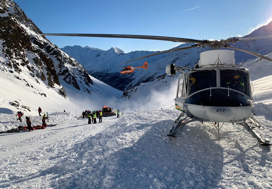 Ein Helikopter ist während einer Suchaktion von Rettungskräften nach einer Lawine auf einer Skipiste gelandet.