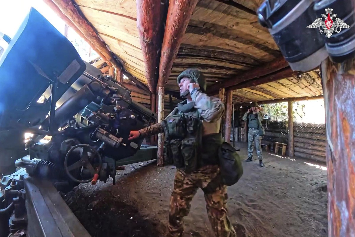 HANDOUT - 16.07.2025, Ukraine, ---: Auf diesem Foto aus einem vom Pressedienst des russischen Verteidigungsministeriums verbreiteten Video bereitet ein russischer Soldat eine 152-mm-Haubitze 2A65 Msta ...